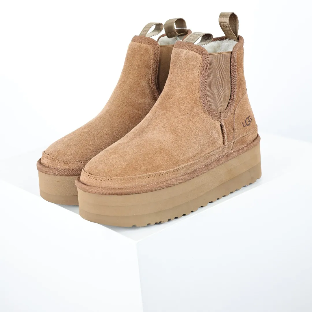 Pick up locally 💰680 Core recommendation Good price It is a very suitable choice for home furnishings. In the new year, uug launched a series of styles, which are partial to the preferences of young consumers and have also moved to the forefront of fashion trends. Shoe body material: water-repellent coated suede upper, 17 mm UGGPURE™ implantable wool insole, lightweight non-slip and comfortable rubber outsole, with brand LOGO and trademark, with full packaging Size: 35 36 37 38 39 40